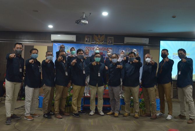 Pinca BRI Jombang bersama kepala unit, manager MPM dan AMBM foto bersama. Pinca BRI Jombang bersama kepala unit, manager MPM dan AMBM foto bersama.