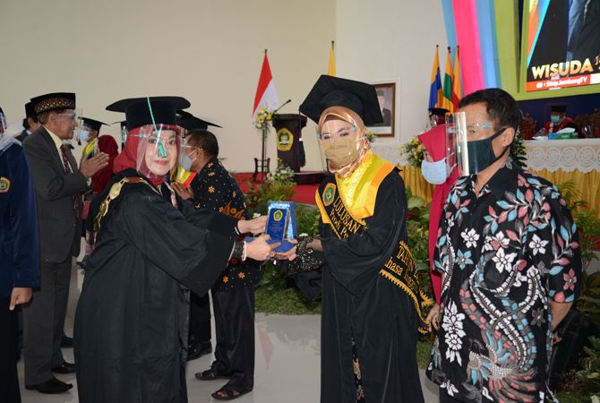 Ketua STKIP PGRI Jombang Dr Hj Munawaroh memberi penghargaan kepada mahasiswa berprestasi. Ketua STKIP PGRI Jombang Dr Hj Munawaroh memberi penghargaan kepada mahasiswa berprestasi.