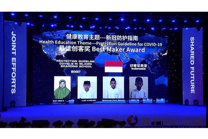 Siswa SMP Darul Ulum 1 Unggulan Jombang menerima penghargaan secara virtual. Siswa SMP Darul Ulum 1 Unggulan Jombang menerima penghargaan secara virtual.