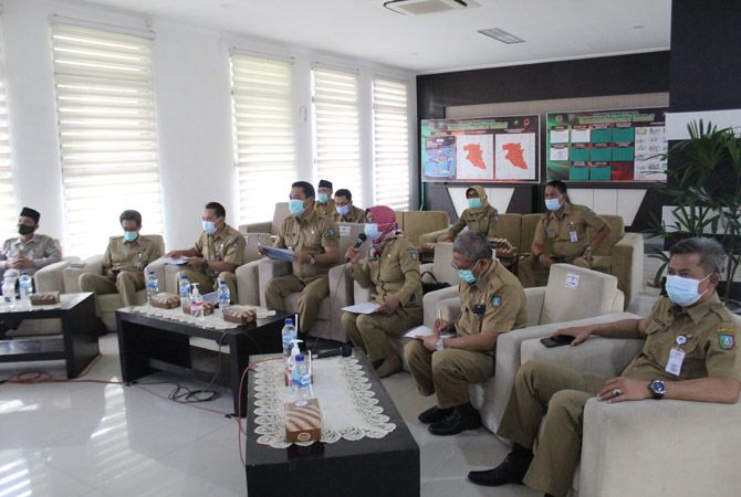 Wabup Sumrambah memimpin rapat koordinasi evaluasi penanganan Covid-19 Wabup Sumrambah memimpin rapat koordinasi evaluasi penanganan Covid-19