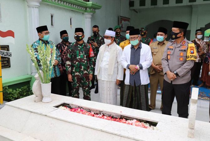 Wabup Sumrambah bersama Kapolda Jatim Irjen Pol Nico Afinta, Pangdam V Brawijaya Mayor Jenderal TNI Suharyanto, Pengasuh Pesantren Bahrul Ulum Tambakberas KH Hasib Wahab di makam KH Wahab Chasbullah. Wabup Sumrambah bersama Kapolda Jatim Irjen Pol Nico Afinta, Pangdam V Brawijaya Mayor Jenderal TNI Suharyanto, Pengasuh Pesantren Bahrul Ulum Tambakberas KH Hasib Wahab di makam KH Wahab Chasbullah.