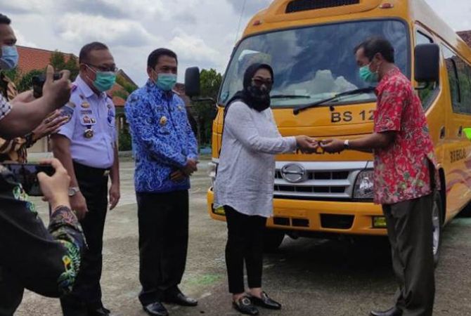 KOMPAK: Jajaran guru SMAN Bareng foto bersama dengan Wabup Sumrambah dan anggota DPR RI Sadarestuwati pada penyerahaan kunci mobil operasional sekolah. KOMPAK: Jajaran guru SMAN Bareng foto bersama dengan Wabup Sumrambah dan anggota DPR RI Sadarestuwati pada penyerahaan kunci mobil operasional sekolah.