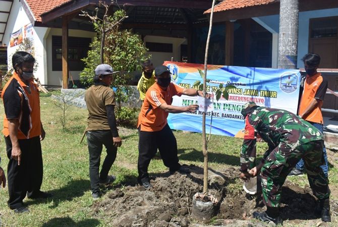 Penanaman 6.300 pohon secara simbolis oleh Danramil Kecamatan Bandarkedungmulyo. Penanaman 6.300 pohon secara simbolis oleh Danramil Kecamatan Bandarkedungmulyo.