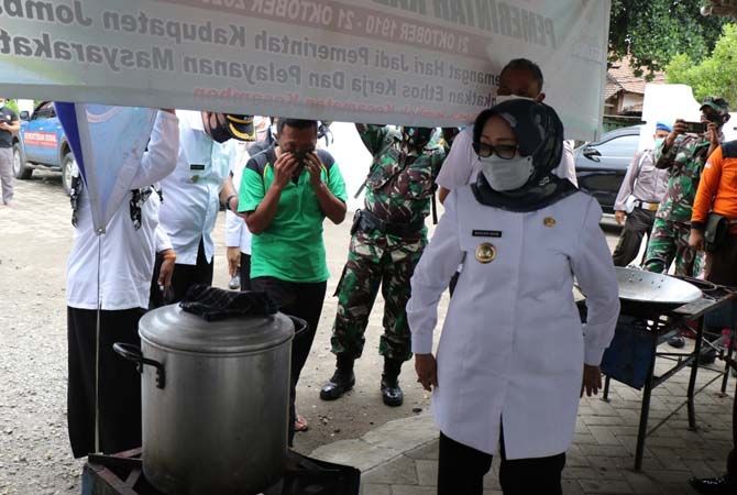 Bupati Hj Mundjidah Wahab memantau dapur umum yang tiap hari masak 1.800 bungkus nasi untuk warga terdampak banjir. Bupati Hj Mundjidah Wahab memantau dapur umum yang tiap hari masak 1.800 bungkus nasi untuk warga terdampak banjir.