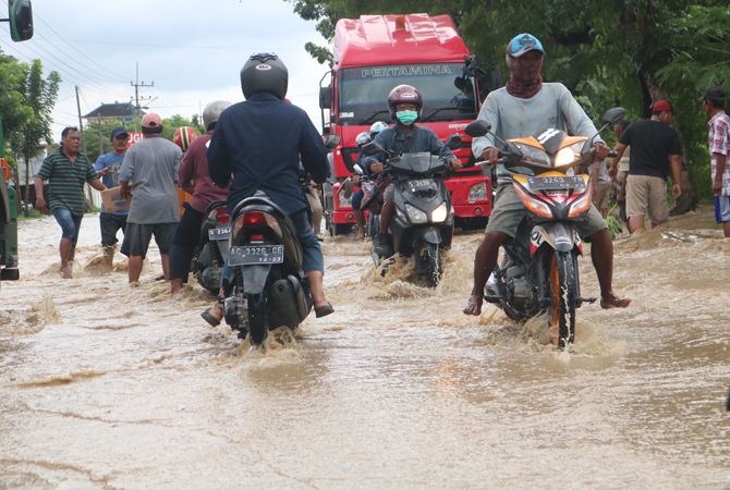 Kondisi Jalan Nasional di Kecamatan Bandarkedungmulyo pada saat tergenang banjir di tahun 2021. Kondisi Jalan Nasional di Kecamatan Bandarkedungmulyo pada saat tergenang banjir di tahun 2021.
