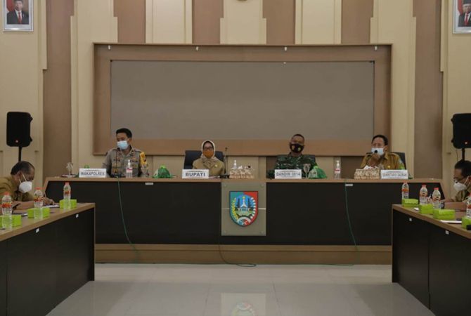 Bupati Hj Mundjidah Wahab memimpim rapat bersama Forpimda, kemarin. Bupati Hj Mundjidah Wahab memimpim rapat bersama Forpimda, kemarin.