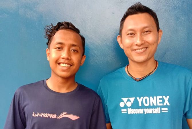 PRESTASI: Rifli Fasfa Al Wafih Siswa MAN 10 Jombang (kiri) foto bersama atlet pelatnas Sony Dwi Kuncoro. PRESTASI: Rifli Fasfa Al Wafih Siswa MAN 10 Jombang (kiri) foto bersama atlet pelatnas Sony Dwi Kuncoro.