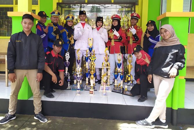 HEBAT: Kegiatan ekstrakurikuler pramuka MAN 10 Jombang. HEBAT: Kegiatan ekstrakurikuler pramuka MAN 10 Jombang.