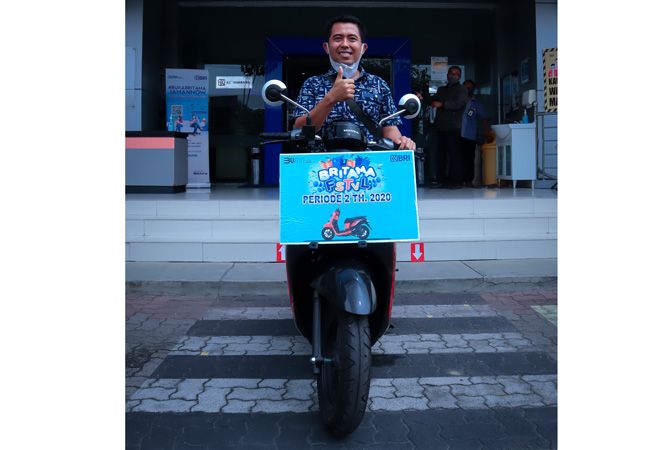 MENANG UNDIAN: Slamet Budiono meraih hadiah motor Honda Scoopy Sporty. MENANG UNDIAN: Slamet Budiono meraih hadiah motor Honda Scoopy Sporty.