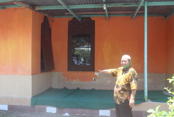 DIBONGKAR: KH Taufiq Djalil menunjukkan sisi selatan masjid yang dulu ada ruang khusus. DIBONGKAR: KH Taufiq Djalil menunjukkan sisi selatan masjid yang dulu ada ruang khusus.