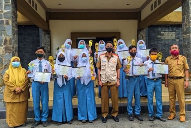 Juara 2 KTI dan Juara 1 Video Edukasi Nasional di Unisma. Juara 2 KTI dan Juara 1 Video Edukasi Nasional di Unisma.