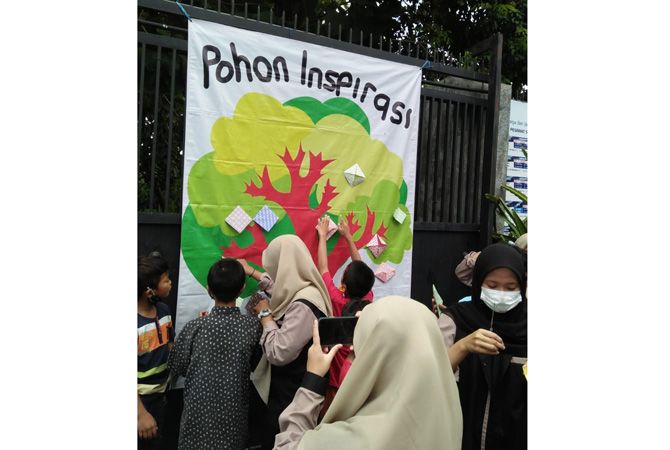 Warga panti sedang menempel aspirasi di pohon inspirasi Warga panti sedang menempel aspirasi di pohon inspirasi