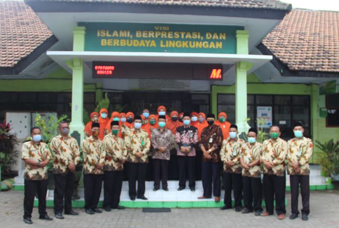 KOMPAK: Fahmi Amrullah, kepala MAN 6 Jombang foto bersama jajaran guru dan staf. KOMPAK: Fahmi Amrullah, kepala MAN 6 Jombang foto bersama jajaran guru dan staf.