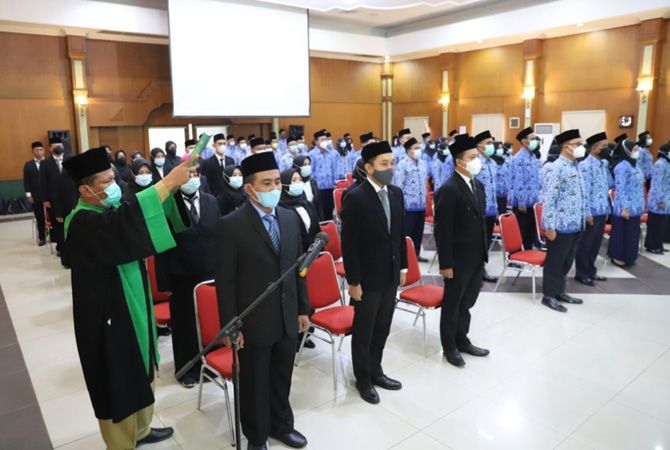 KHIDMAT: Pengambilan Sumpah janji 422 PNS dan pelantikan 23 pejabat fungsional di Ruang bung Tomo kemarin. KHIDMAT: Pengambilan Sumpah janji 422 PNS dan pelantikan 23 pejabat fungsional di Ruang bung Tomo kemarin.