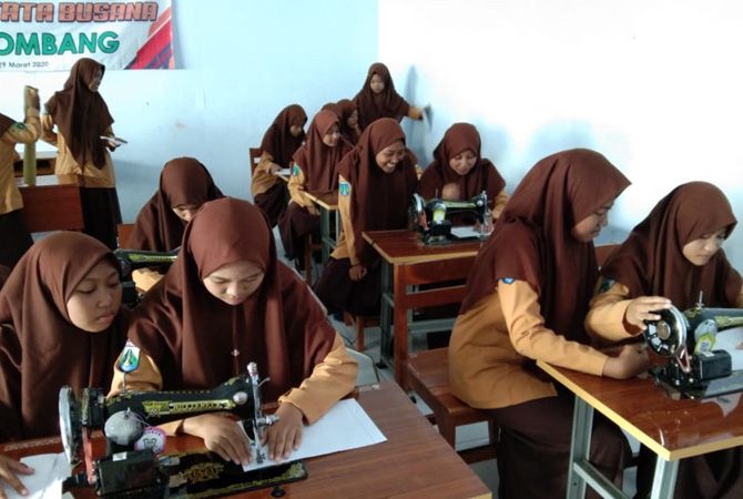 Program Tata Busana siap bekali siswa. Program Tata Busana siap bekali siswa.