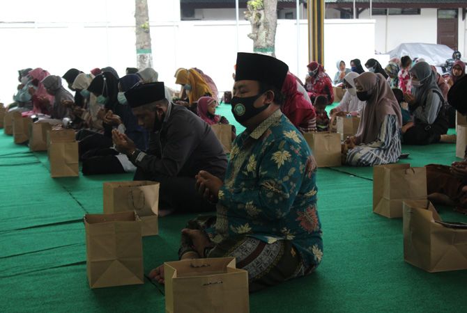 SOSIALISASI: Bupati Jombang Hj Mundjidah Wahab saat kegiatan sosialisasi program insentif bagi para hufaz di Pendapa Kabupaten Jombang, kemarin. SOSIALISASI: Bupati Jombang Hj Mundjidah Wahab saat kegiatan sosialisasi program insentif bagi para hufaz di Pendapa Kabupaten Jombang, kemarin.