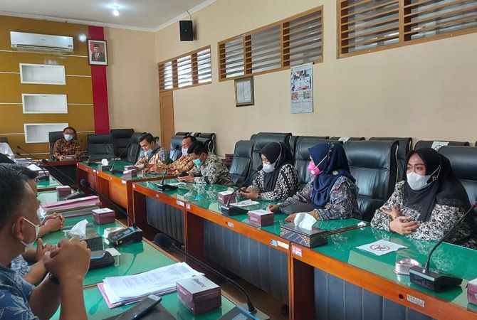 Komisi D berdiskusi seputar PTM di DPRD Sleman. Komisi D berdiskusi seputar PTM di DPRD Sleman.
