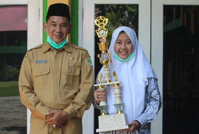 Peraih medali emas KSMO bersama Sutrisno Kepala MAN 3 Jombang. Peraih medali emas KSMO bersama Sutrisno Kepala MAN 3 Jombang.