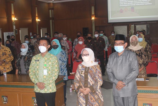 KOMPAK: Kepala DPMD Sholahudin Hadi Sucipto, Bupati Hj Mundjidah dan Ketua DPRD Mas’ud Zuremi bersama peserta para kepala desa. KOMPAK: Kepala DPMD Sholahudin Hadi Sucipto, Bupati Hj Mundjidah dan Ketua DPRD Mas’ud Zuremi bersama peserta para kepala desa.
