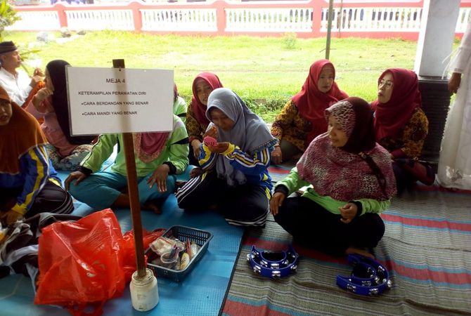 CANTIK: Pasien Posyandu jiwa dilatih dandan. CANTIK: Pasien Posyandu jiwa dilatih dandan.