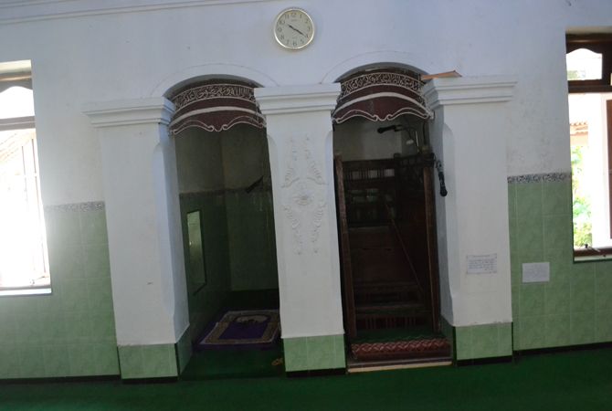 DUA IMAM: Dua tempat imam ini hanya disekat dua ruang. DUA IMAM: Dua tempat imam ini hanya disekat dua ruang.