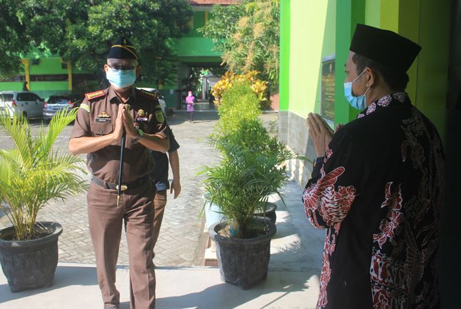 SALAM HORMAT: Kajari Imran tiba di MAN 1 Jombang. SALAM HORMAT: Kajari Imran tiba di MAN 1 Jombang.