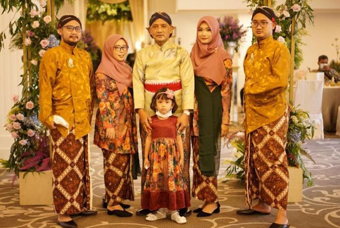 KOMPAK: KH Muhammad Irfan Yusuf Hasyim bersama keluarga. KOMPAK: KH Muhammad Irfan Yusuf Hasyim bersama keluarga.