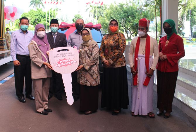 Foto bersama penyerahan hadiah KMG Vaganza. Foto bersama penyerahan hadiah KMG Vaganza.