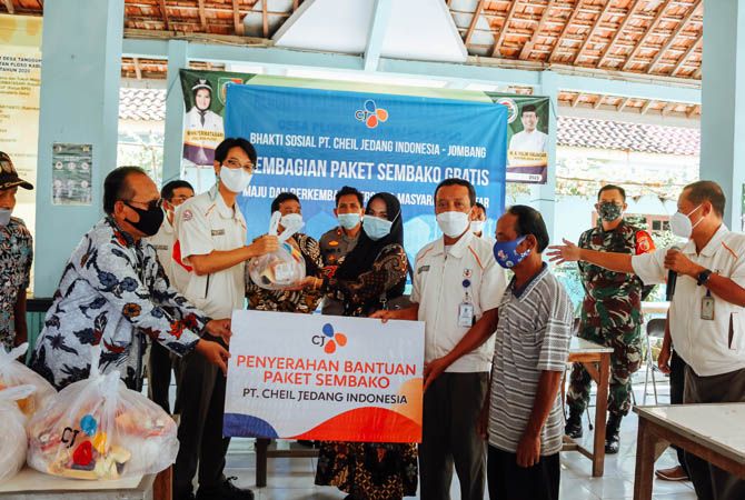 BERKAH MANFAAT: Executive Vice President Mr Ryu Hyoung Seok menyerahkan paket bantuan kepada warga. BERKAH MANFAAT: Executive Vice President Mr Ryu Hyoung Seok menyerahkan paket bantuan kepada warga.