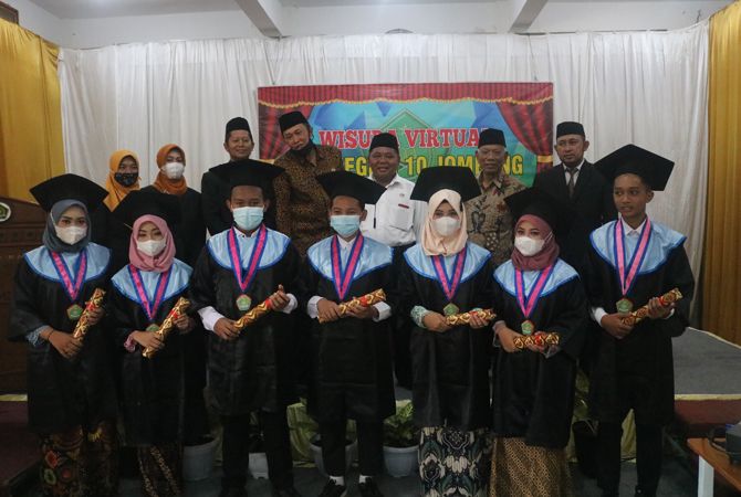 PERWAKILAN: Tujuh siswa yang mewakili wisudawan MTsN 10 bersama Kepala MTsN 10 Ahmadi Yasin, Ketua Komite Suudi Yatmo, Pengawas Darlis Warsito saat wisuda MTsN 10 (29/5). PERWAKILAN: Tujuh siswa yang mewakili wisudawan MTsN 10 bersama Kepala MTsN 10 Ahmadi Yasin, Ketua Komite Suudi Yatmo, Pengawas Darlis Warsito saat wisuda MTsN 10 (29/5).