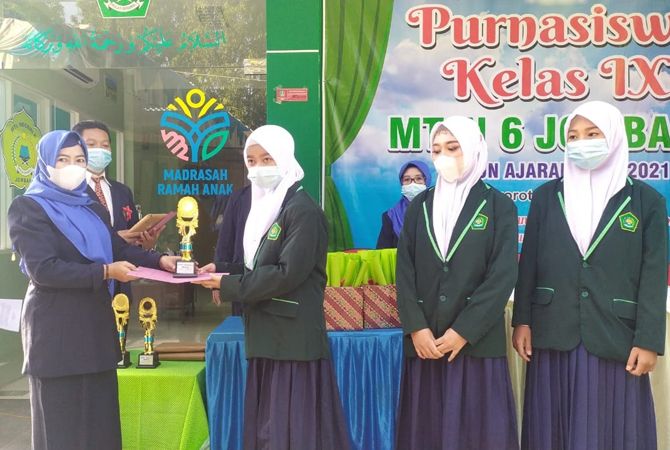 APRESIASI: Kepala MTsN 6, Umi Mahmudah, memberikan penghargaan siswa berprestasi. APRESIASI: Kepala MTsN 6, Umi Mahmudah, memberikan penghargaan siswa berprestasi.