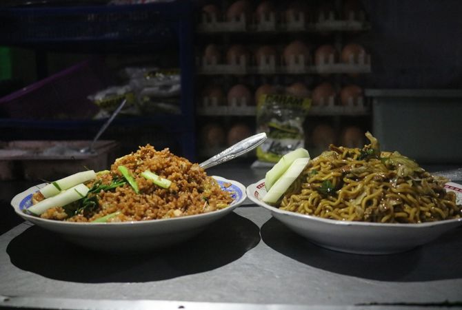 BISA DUA ORANG: Porsi olahan dan mie goreng ini sepiring penuh. BISA DUA ORANG: Porsi olahan dan mie goreng ini sepiring penuh.