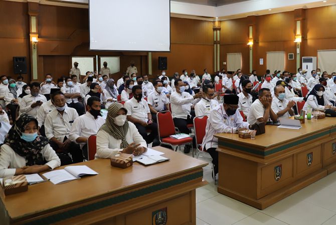 SERIUS: Para kepala desa penerima BKK mengikuti sosialisasi di Ruang Bung Tomo Pemkab Jombang, kemarin. SERIUS: Para kepala desa penerima BKK mengikuti sosialisasi di Ruang Bung Tomo Pemkab Jombang, kemarin.
