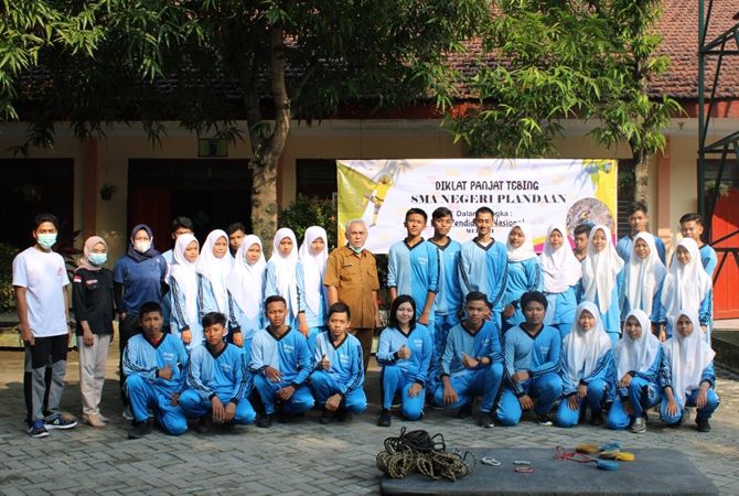 BANGGA: Para peserta diklat panjat tebing SMAN Plandaan bersama kepala sekolah. BANGGA: Para peserta diklat panjat tebing SMAN Plandaan bersama kepala sekolah.