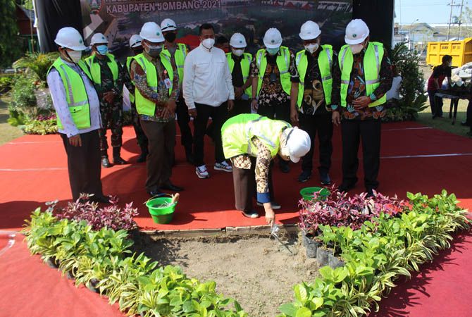 KOMPAK: Bupati Jombang Hj Mundjidah Wahab memimpin peletakan batu pertama revitalisasi Alun Alun Jombang. KOMPAK: Bupati Jombang Hj Mundjidah Wahab memimpin peletakan batu pertama revitalisasi Alun Alun Jombang.