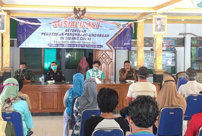 ANTUSIAS:: Saat sosialisasi cukai di Balai Desa Kebon Agung, Ploso. ANTUSIAS:: Saat sosialisasi cukai di Balai Desa Kebon Agung, Ploso.