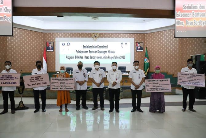 KOMPAK: Para penerima BKK berfoto bersama di Ruang Bung Tomo Kamis (15/9). KOMPAK: Para penerima BKK berfoto bersama di Ruang Bung Tomo Kamis (15/9).