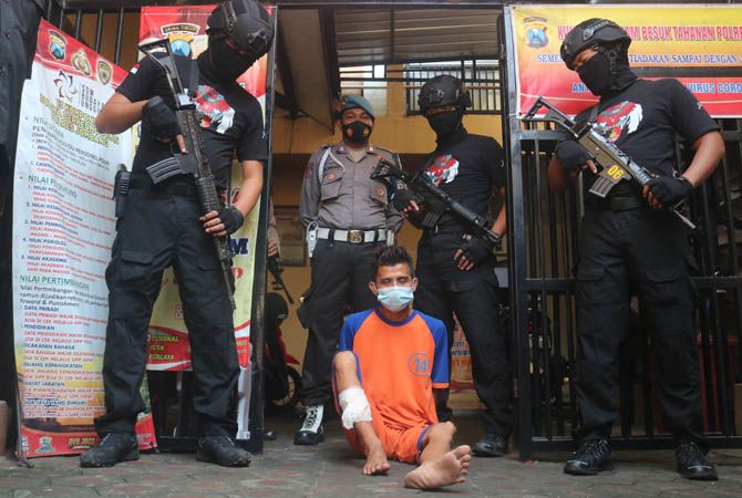 DITANGKAP: Maling spesialis pembobol sekolah saat diamankan petugas di Mapolres Jombang, (16/9) kemarin. Salah satu kaki pelaku terpaksa ditembak petugas lantaran mencoba melawan saat akan ditangkap. DITANGKAP: Maling spesialis pembobol sekolah saat diamankan petugas di Mapolres Jombang, (16/9) kemarin. Salah satu kaki pelaku terpaksa ditembak petugas lantaran mencoba melawan saat akan ditangkap.