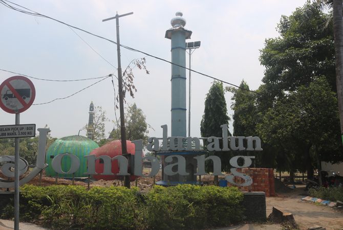 TERKINI: Alun Alun Jombang berdampingan dengan Masjid Agung Baitul Mukminin. TERKINI: Alun Alun Jombang berdampingan dengan Masjid Agung Baitul Mukminin.