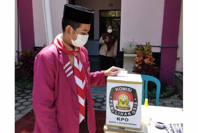 Memasukkan kartu suara ke kotak suara Memasukkan kartu suara ke kotak suara