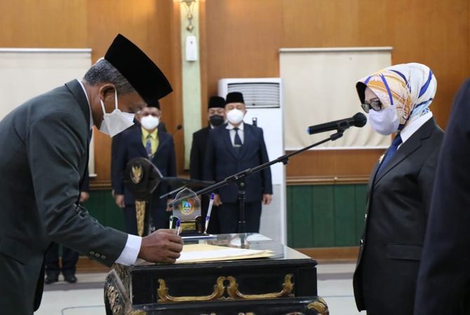 KHIDMAT: Penjabat Sekdakab Jombang Senen menandatangani SK pelantikan, Selasa (12/10) kemarin. KHIDMAT: Penjabat Sekdakab Jombang Senen menandatangani SK pelantikan, Selasa (12/10) kemarin.
