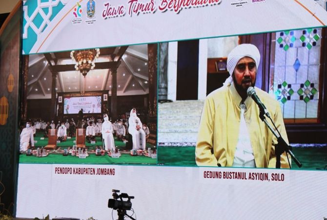 JARAK JAUH: Habib Syekh bersalawat dari Solo, Bupati Hj Mundjidah dan Gubernur Khofifah mengikuti dari pendopo Jombang. JARAK JAUH: Habib Syekh bersalawat dari Solo, Bupati Hj Mundjidah dan Gubernur Khofifah mengikuti dari pendopo Jombang.
