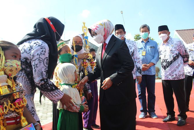 Bupati Mundjidah Serahkan Hadiah dan Apresiasi Sukses Lomba Mewarnai Bupati Mundjidah Serahkan Hadiah dan Apresiasi Sukses Lomba Mewarnai
