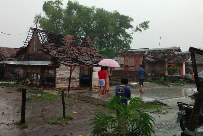 Puluhan Rumah Rusak, Satu Warga Tertimpa Reruntuhan Bangunan Puluhan Rumah Rusak, Satu Warga Tertimpa Reruntuhan Bangunan