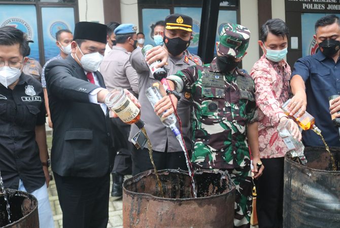 Jelang Pergantian Tahun Polres Jombang Musnahkan Ribuan Botol Miras Jelang Pergantian Tahun Polres Jombang Musnahkan Ribuan Botol Miras