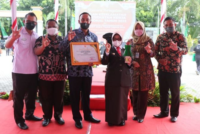 Bupati Mundjidah Terima Penghargaan Bidang K3 Tingkat Jatim Bupati Mundjidah Terima Penghargaan Bidang K3 Tingkat Jatim
