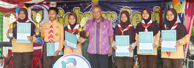 JUARA: Kusdariyadi berfoto bersama para pemenang olimpiade MIPA dan IPS tingkat SMP usai seremonial penyerahan piala dan uang pembinaan. JUARA: Kusdariyadi berfoto bersama para pemenang olimpiade MIPA dan IPS tingkat SMP usai seremonial penyerahan piala dan uang pembinaan.