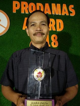 PEMENANG: Edy Santosa, Ketua RT 06/RW 02 Kelurahan Ngronggo. PEMENANG: Edy Santosa, Ketua RT 06/RW 02 Kelurahan Ngronggo.