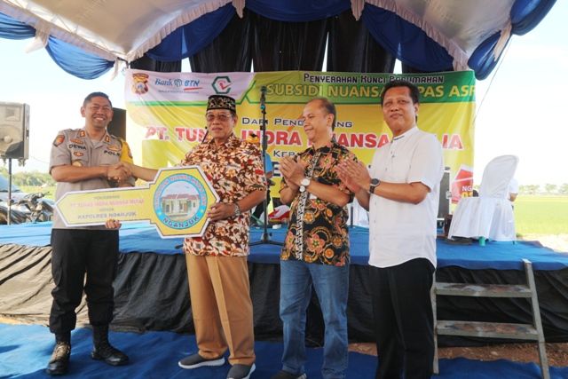 SEREMONIAL: H. Imam Mukhayat Syah menyerahkan kunci rumah secara simbolis kepada AKBP Dewa Nyoman Nanta Wiranta. Perumahan