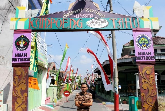 WISATA: Gapura di Kampung Tahu Tinalan. kampung tahu